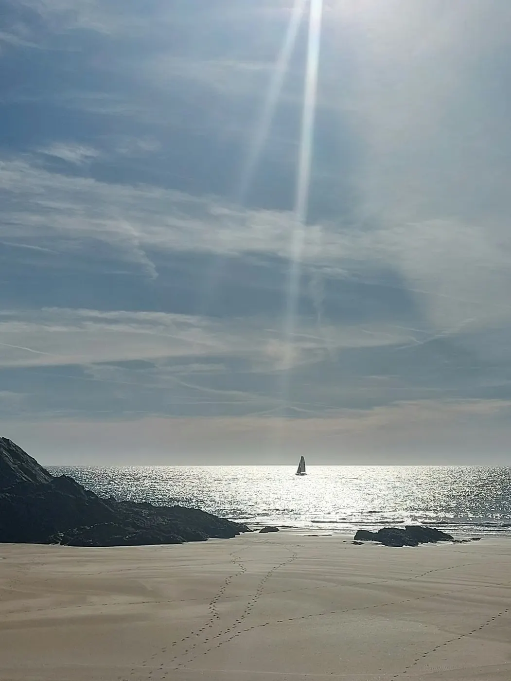 Plage et voilier au loin, Belle-Île-en-Mer