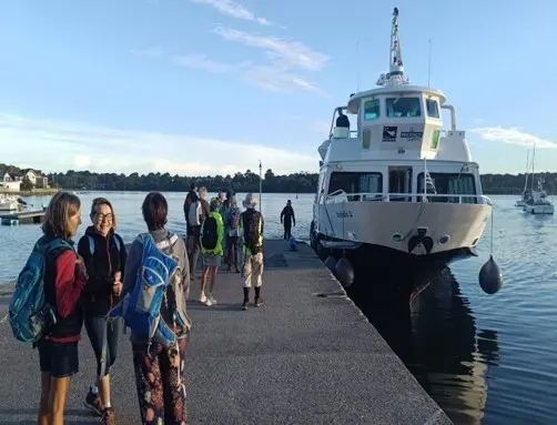 Randonneurs sur le quai devant le bateau pour l'île d'Arz