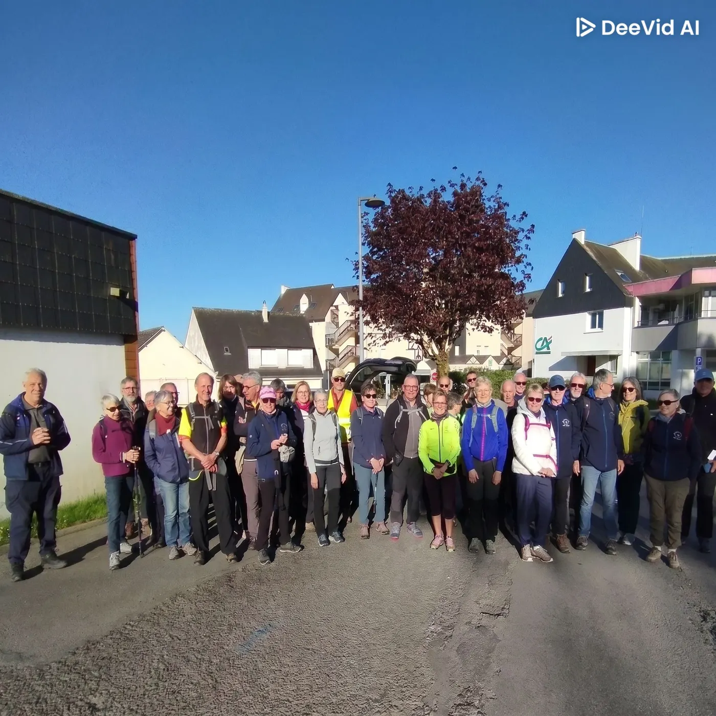 Marcheurs réunis dans un village lors de la randonnée Connaissez-vous Questembert ?